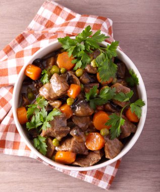 Mantarlı biftek yahnisi, havuç ve bezelye.