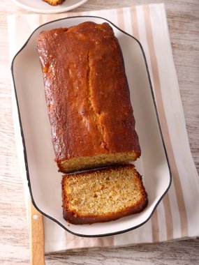 Marmelat ve haşhaşlı kek, dilimlenmiş.