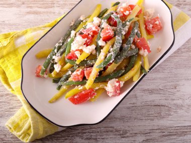 Fasulye, domates ve peynir salatası.