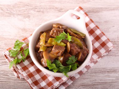 Biftek, mantar ve yeşil fasulye güveci.