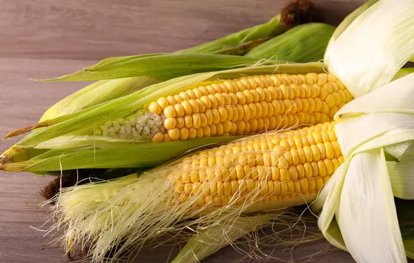 ahşap zemin üzerinde ham mısır koçanı