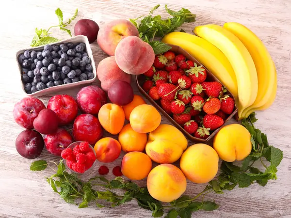 Masada taze meyve ve böğürtlen var.