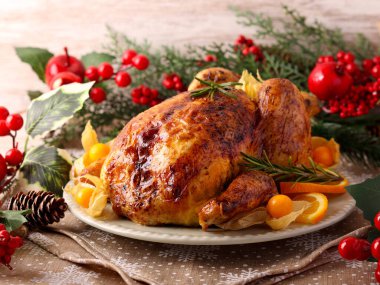 Kızarmış tavuk servis edilir.