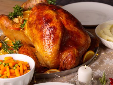 Hindi rostosuyla kutlama masası.