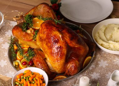 Hindi rostosuyla kutlama masası.