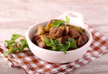 Biftek, mantar ve yeşil fasulye güveci.