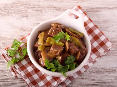 Biftek, mantar ve yeşil fasulye güveci.