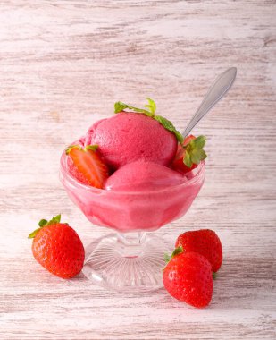 Çilekli şerbet kepçeleri, kasede servis edilir.