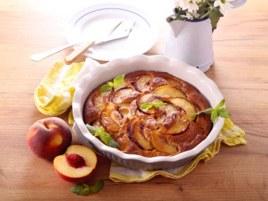 Ev yapımı şeftalili kek, tabakta dilimlenmiş.