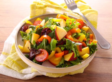 Sebze ve şeftali salatası.