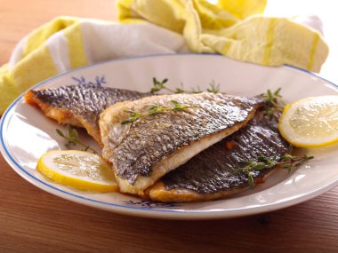 Limon ve kekik, kızarmış Dorado balığı filetosu.