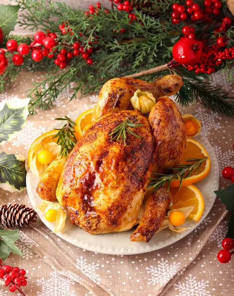 Kızarmış tavuk servis edilir.