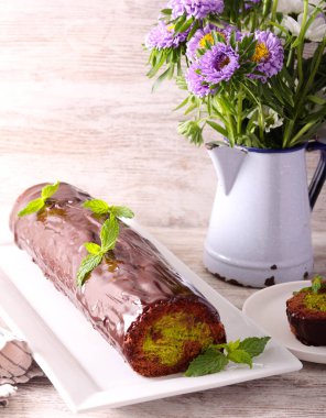 Dubai çikolatalı roulade, fıstıklı çikolatalı rulo