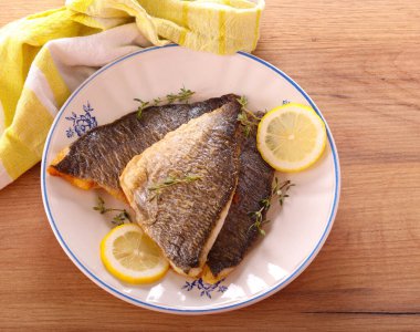 Limon ve kekik, kızarmış Dorado balığı filetosu.