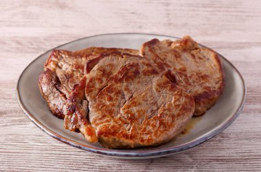 Kızarmış sığır filetosu tabakta pirzola
