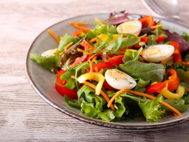 Taze sebze ve bıldırcın yumurtası tabakta.