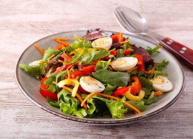 Taze sebze ve bıldırcın yumurtası tabakta.