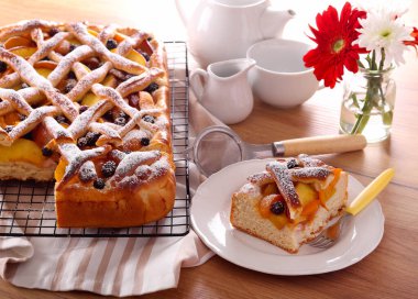 Meyve ve böğürtlenli hamur tatlısı, dilimlenmiş.