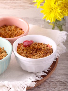 Plum crumble dessert cakes in ramekins
