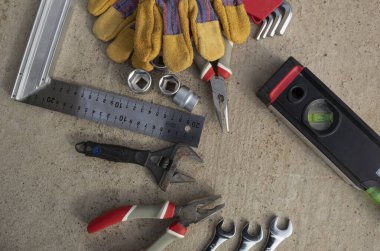 Çalışma süreci. Beton yüzeyde bulunan çeşitli endüstriyel aletlerin arka planı. İşçi Bayramı konsepti.