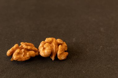 Koyu renkli bir masaya yakın plan ceviz. Metin yazmak için boş alan. Faydalı ve atıştırmalık..