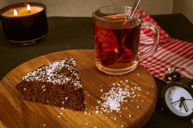 Kahvaltı için, ev yapımı kekler ve masada sıcak çay. Tahtadaki çikolatalı turta. Yukarıdan görüntüle.