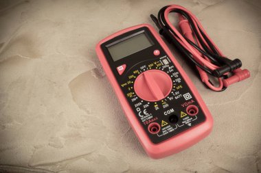 Akım, voltaj gibi şeyleri ölçmek için çoklu metre. Yukarıdan bak. Elektrikli trenin nesnesi beton bir yüzeyde yatıyor..