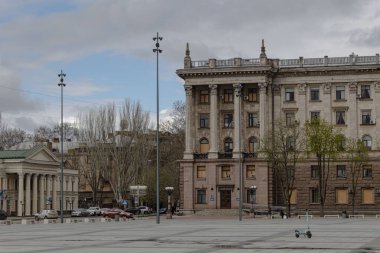 Mykolaiv, Ukrayna - İlkbahar 2023. Şehrin merkezindeki Mykolaiv Şehir Meclisi ve Sanat Tiyatrosu binasının bir parçası. Boş sokaklar. Ukrayna 'daki savaş sırasında yaşam.