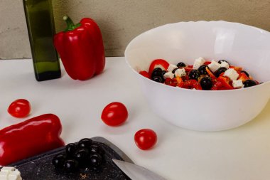 Sebze salatası hazırlama süreci. Yunan Salatası Malzemeleri. Sağlıklı ve sağlıklı yiyecek kavramı..