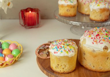 Paskalya pastaları, dekoratif yumurtalar, arka planda mum ve çiçekler. Ukrayna 'da Paskalya gelenekleri.