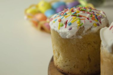 Küçük Paskalya pastası yakın plan. Tatil için ev yapımı Ukrayna geleneksel pastası.