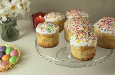 Dini bayram için Paskalya pastalarından geleneksel Ukrayna hamur işleri. Paskalya pastaları ön planda..