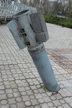 Mykolaiv, Ukrayna - 28.02.2022 - Nikolaev Hayvanat Bahçesi 'ne düşen 8 Rus füzesinden biri. Avrupa 'nın en iyisi. Ukrayna 'da Savaş.