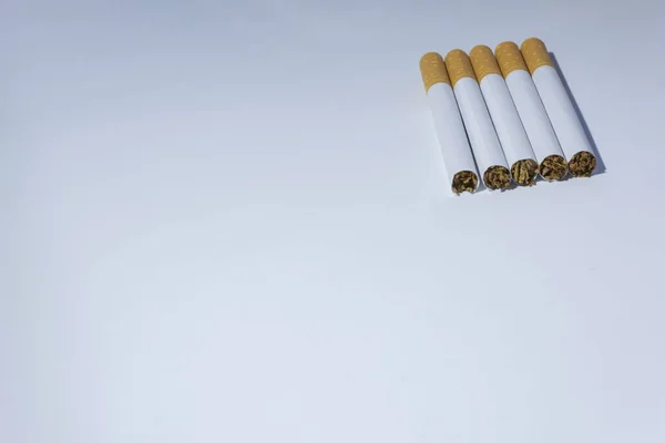 Fünf Selbstgemachte Zigaretten Liegen Auf Weißem Hintergrund Mit Tabak Gefüllte — Stockfoto