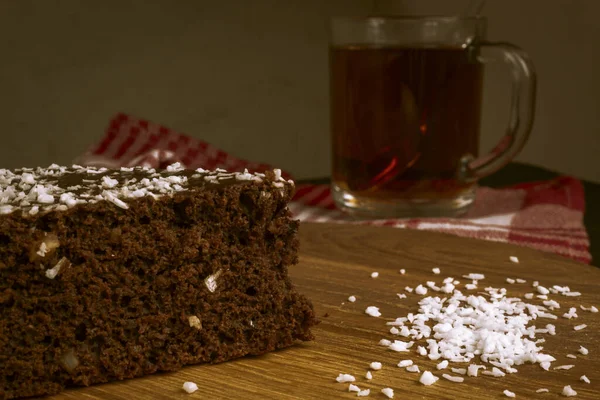 Ένα Κομμάτι Σπιτικό Κέικ Σοκολάτα Και Ένα Φλιτζάνι Καφέ Ξύλινο — Φωτογραφία Αρχείου