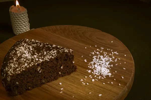 Кусочек Шоколадного Торта Свечой Деревянном Столе Темный Фон — стоковое фото