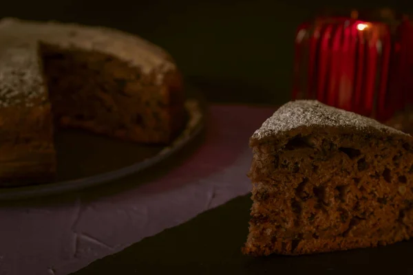 Кусок Коричневого Торта Посыпанного Сахарной Пудрой Сверху Заднем Плане Горящая — стоковое фото