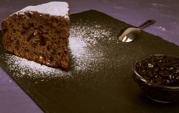 Piece Sweet Cake Jam Powdered Sugar Dark Board Close Hhomemade — Stock Photo, Image