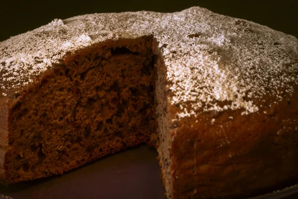 설탕으로 클로즈업 케이크 초콜릿 충전물과 케이크 — 스톡 사진