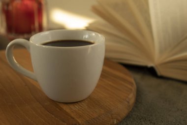 Bir fincan kahve ve kitapla eğlenmene bak..