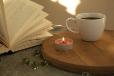 Bir fincan kahve ve sabahları kitap okumak. Sıcak atmosfer.