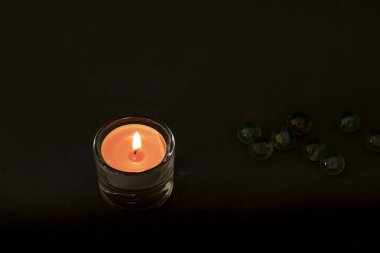 Karanlıkta dekoratif mum. Enfes bir fotoğraf. Yukarıdan görüntüle.
