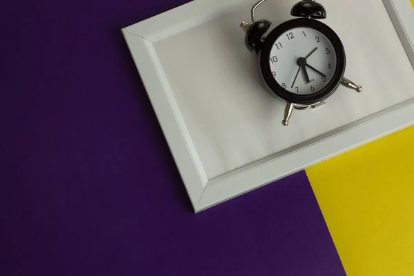 Zegar Białej Ramce Żółte Fioletowe Tło Minimalizm Kreatywność Wolne Miejsce — Zdjęcie stockowe