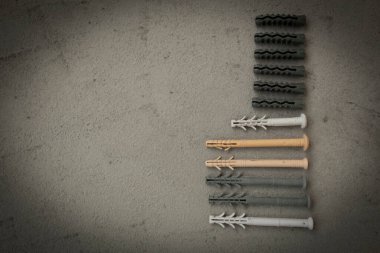 Beton bir yüzeyde çeşitli boyutlarda plastik kaplamalar. Metin için boş alan. Onarım için tüketilebilir.