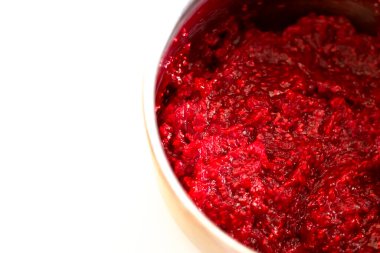 Beyaz arka planda bir konteynırda ahududu reçeli. Metin yazmak için boş alan. Üst görünüm kapalı. Ahududu reçeli sağlıklı ve vitamin açısından zengindir..