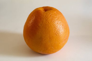 Beyaz arka planda greyfurt. Fotoğraf natürmort bir şekilde. Güzel gölgeler. Şehvetli bir narenciye meyvesi. İnsan sağlığı için yararlı. Vitamin ve mineral açısından zengindir..