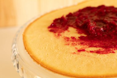 Turtayı reçelle süslüyorsun. Ahududulu turtayı hazırlıyorum. Ev yapımı pişirilmiş ürünler. İnce sünger keki..