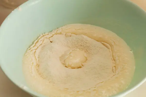 スポンジケーキのためのバッテリーの準備 小麦粉を生地に加える 自宅で料理するプロセス — ストック写真