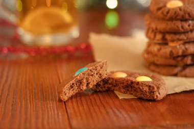 Kırık kırıntılı kahverengi kurabiyeler. Ön taraf kapanıyor. Çay için şekerli hamur işleri..