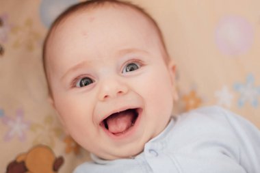 Üç aylık küçük bir çocuk gülüyor. Bir bebek portresi. Neşeli kız. Duyguları kapat..